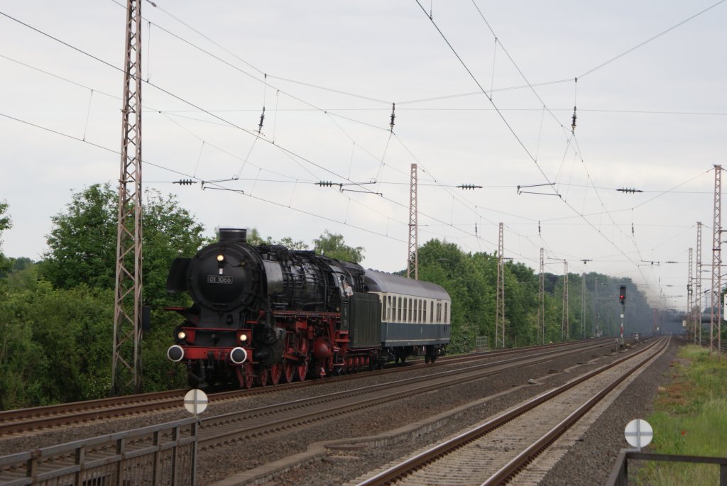 01 1066 als berfhrungsfahrt in Dsseldorf Eller Sd am 22.05.2008 