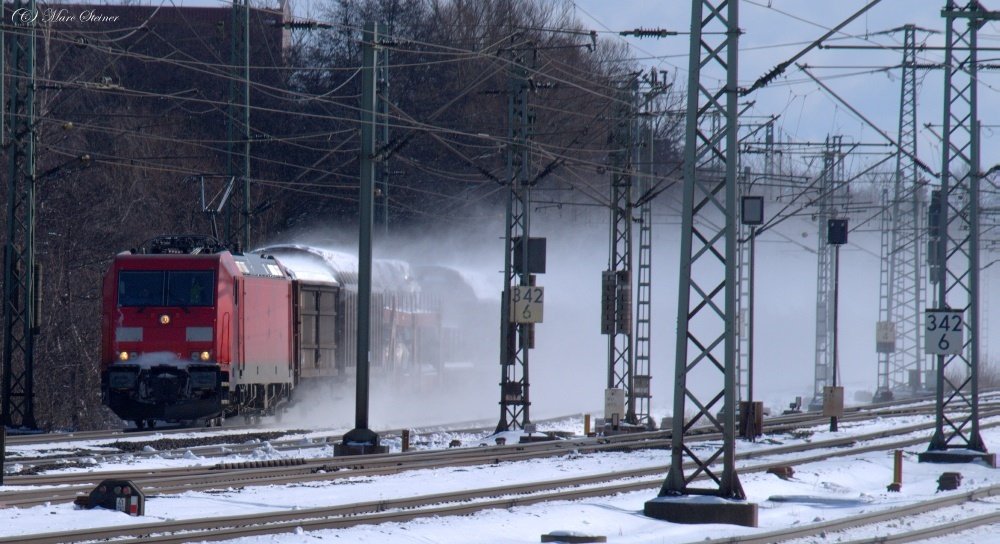 044. Sehr imposant sieht es aus wenn Schnee ein Zug