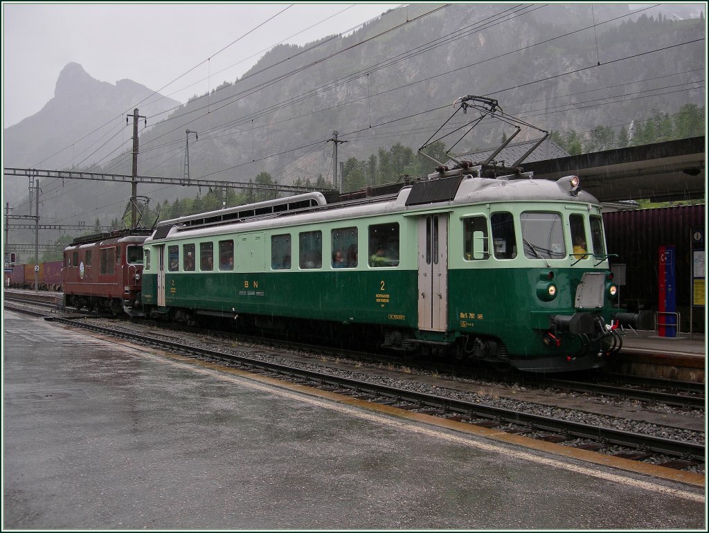 100 Jahre BLS: Be 4/4 761 wartet der BLS Re 4/4 172 in Kandersteg auf die Rckfahrt nach Frutigen. 29. Juni 2013