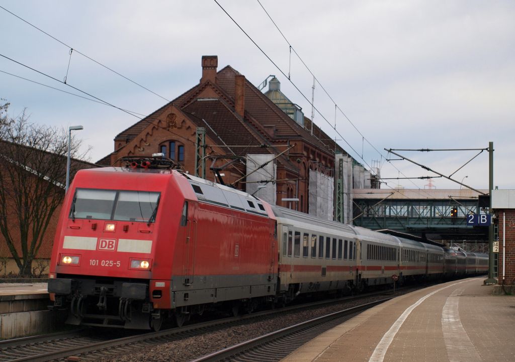 101 025-5 rollte mit einem Intercity in den Bahnhof von Hamburg-Harburg.