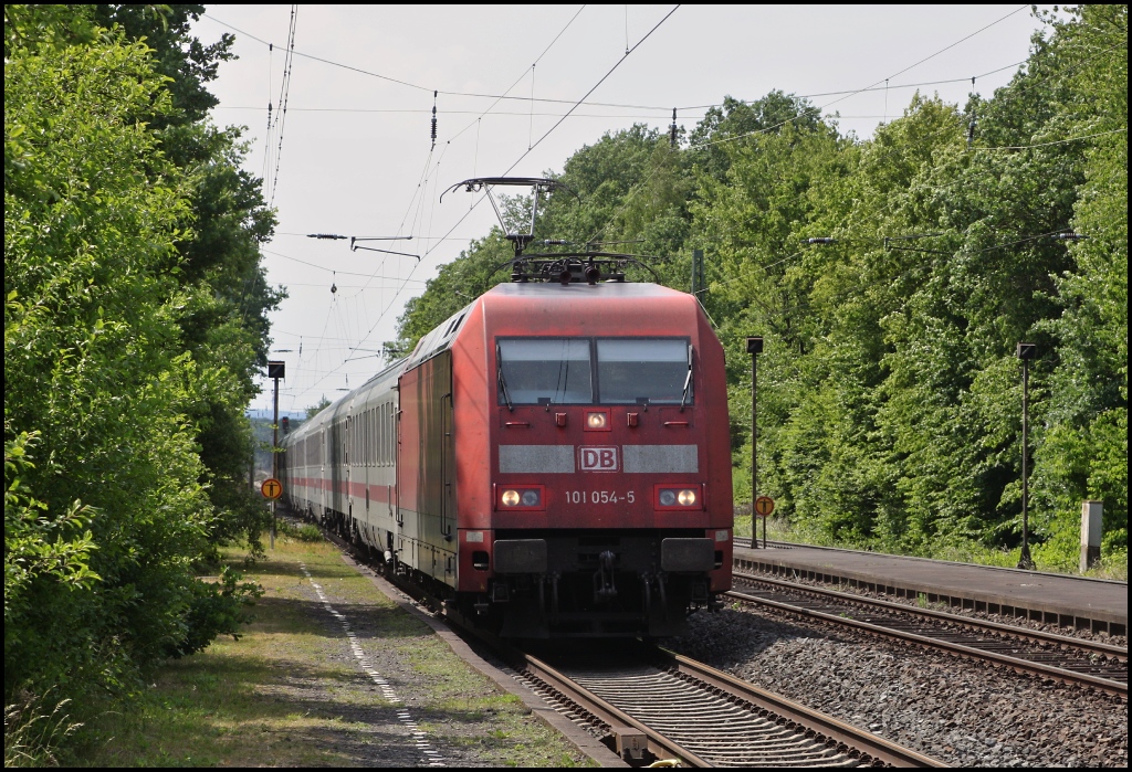 101 054 mit IC nach Rostock am 03.06.11 bei der Durchfahrt von Lang Gns