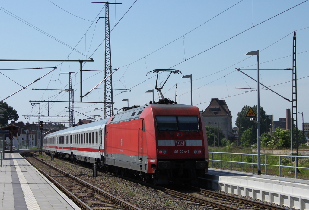 101 074-3 mit IC 2356  Arkona  von Stralsund nach Frankfurt Main Flughafen Fernbahnhof am 31.05.11 in Pasewalk