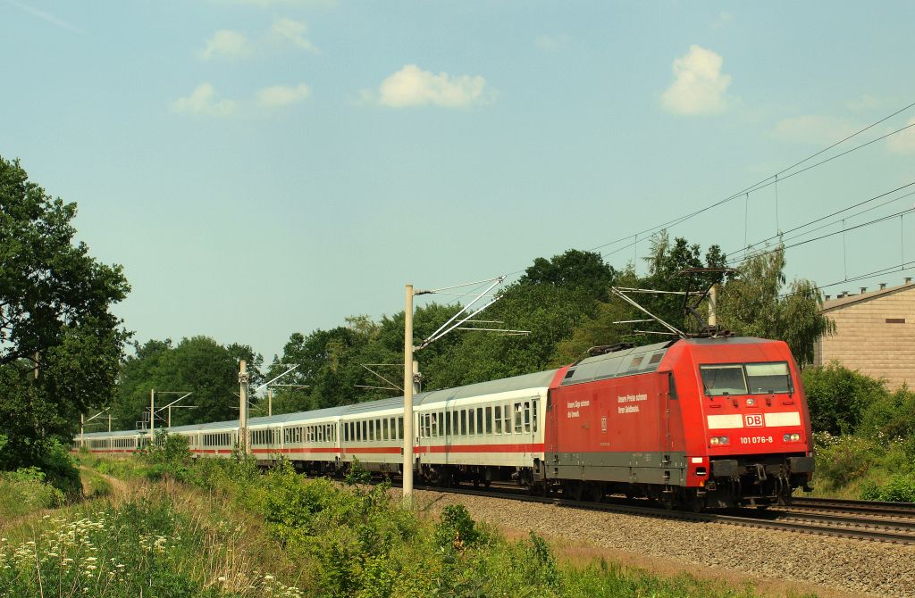 101 076-8 fuhr mit dem verspteten IC 2213 von Binz nach Stuttgart Hbf durch Klecken am 5.6.11.
