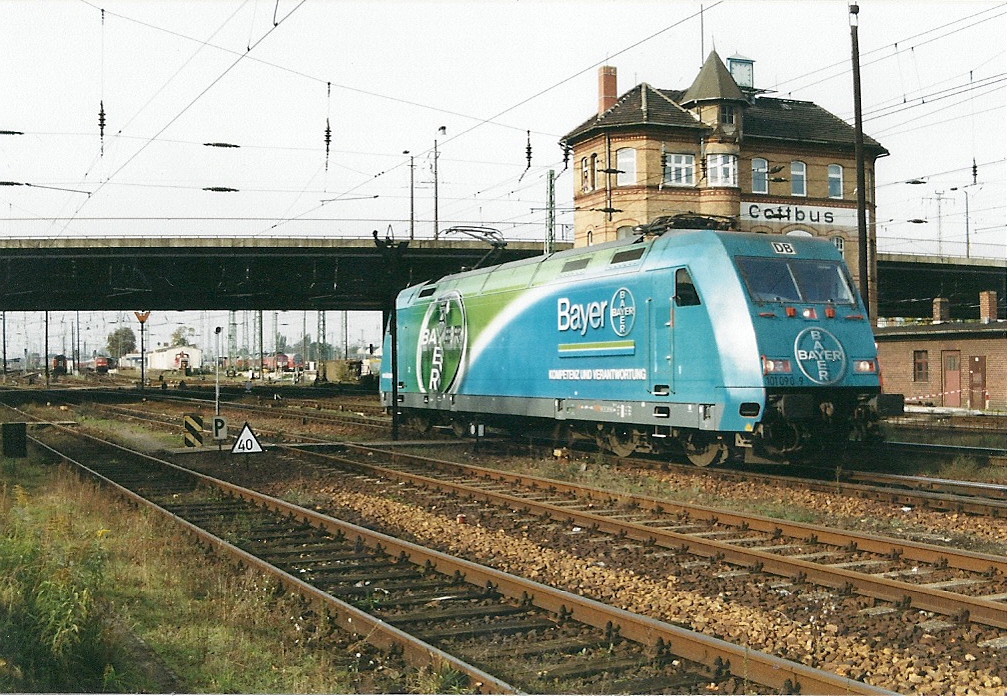 101 090 zeigt sich am 07.11.2001 im Vorfeld des Bhf Cottbus.Hinweis:Eingescanntes Bild.
