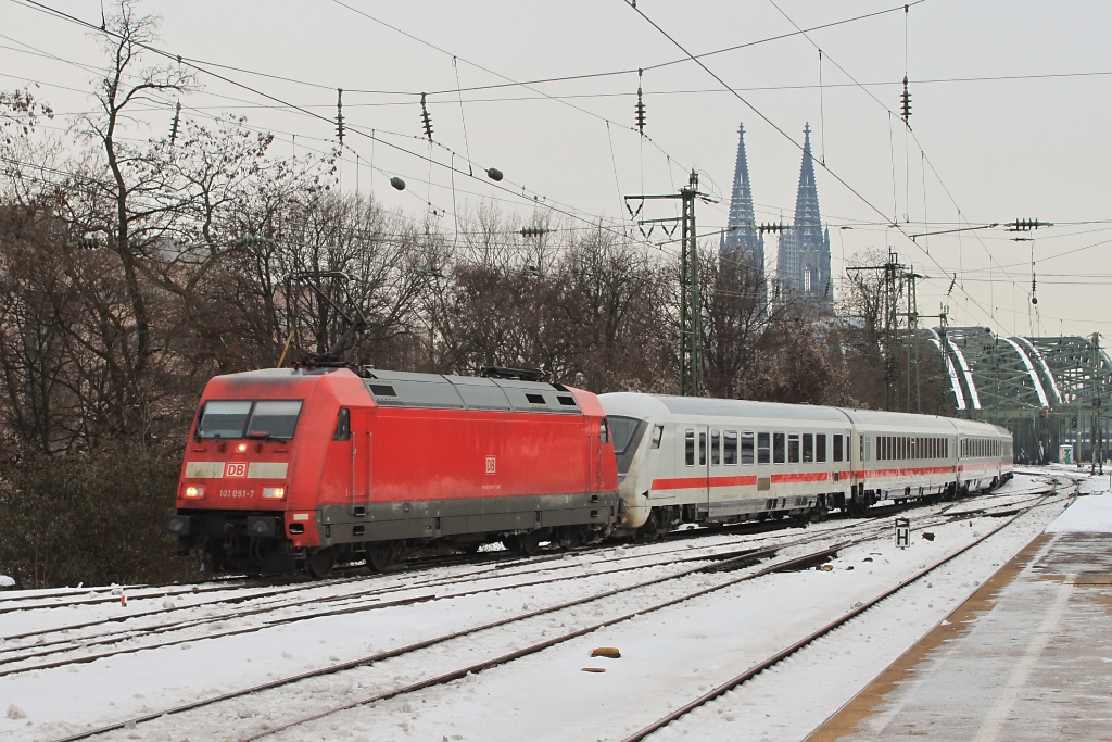 101 091 mit IC 2026 von Nrnberg nach Hamburg durchfhrt am 28.12.10 den Kln Deutzer Bahnhof
