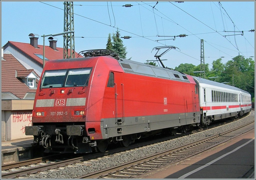 101 092-5 mit einem EC Richtung Schweiz in Bad Bellingen. 
5. Juli 2006