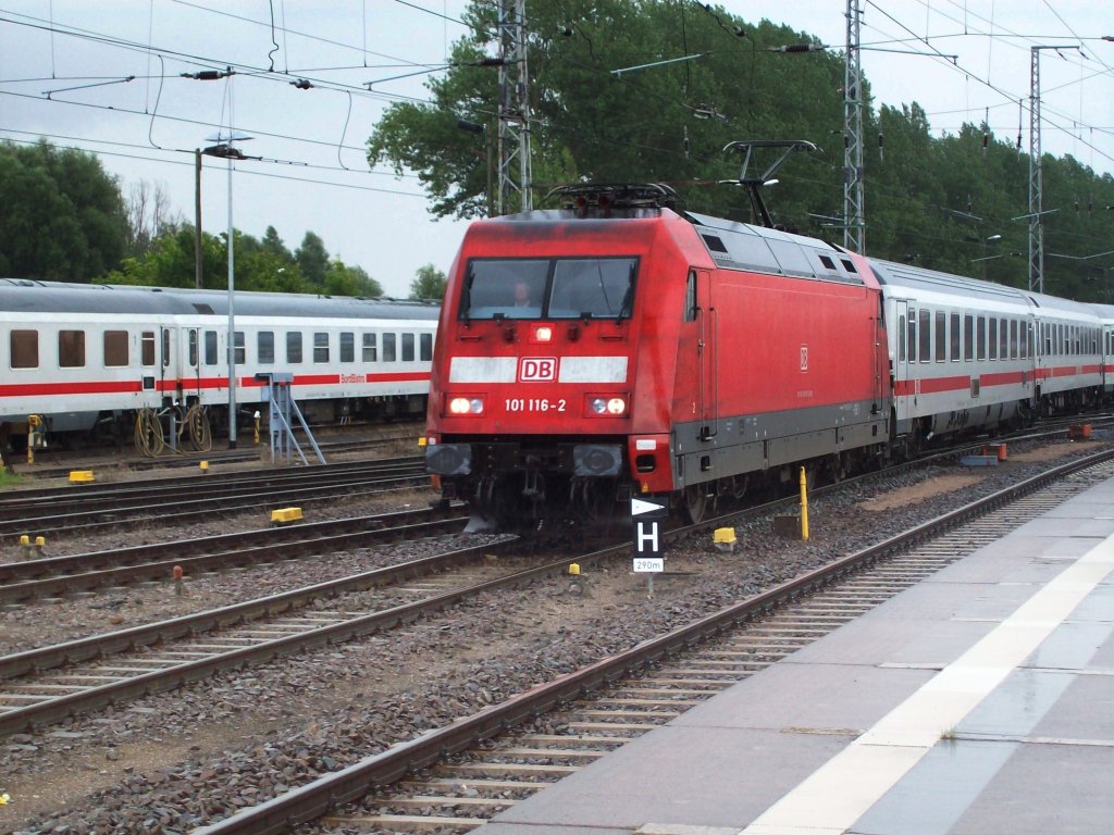 101 116-2 mit IC in Stralsund