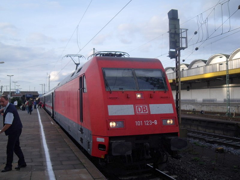 101 123 8 steht mit einem IC im Koblenzer Hbf zur Abfahrt bereit