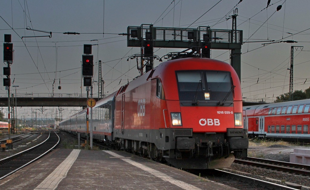 1016 039 mit EC 112 bei der Einfahrt in den Gieener Bahnhof. Dieser Zug brachte Kai und mich unplanmig nach Siegen auf der Rckfahrt von Hannover