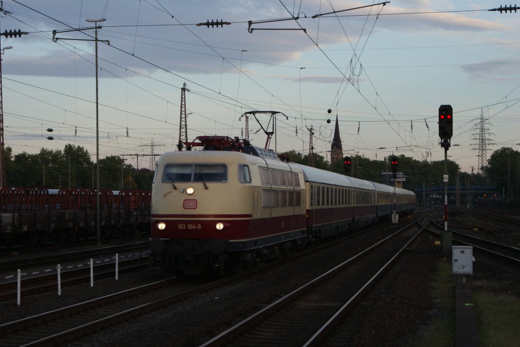 103 184-8 mit dem IC 1817 in Mlheim-Sytrum am 03.10.2010