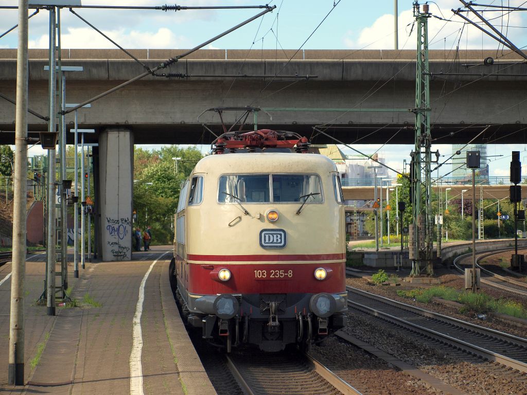 103 235-8 fuhr mit dem IC 1817 aus dem Hamburg-Harburger Bahnhof hinaus.