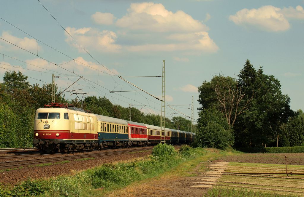 103 235-8 heulte mit dem IC 2410 von Kln Hbf nach Flensburg am 10.6.11 durch Halstenbek.