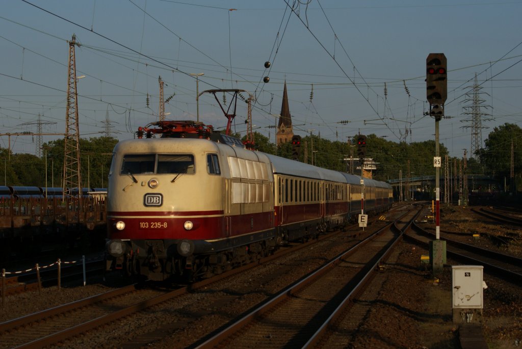 103 235-8 mit dem IC 1817 nach Kln in Mlheim Styrum am 05.09.2010