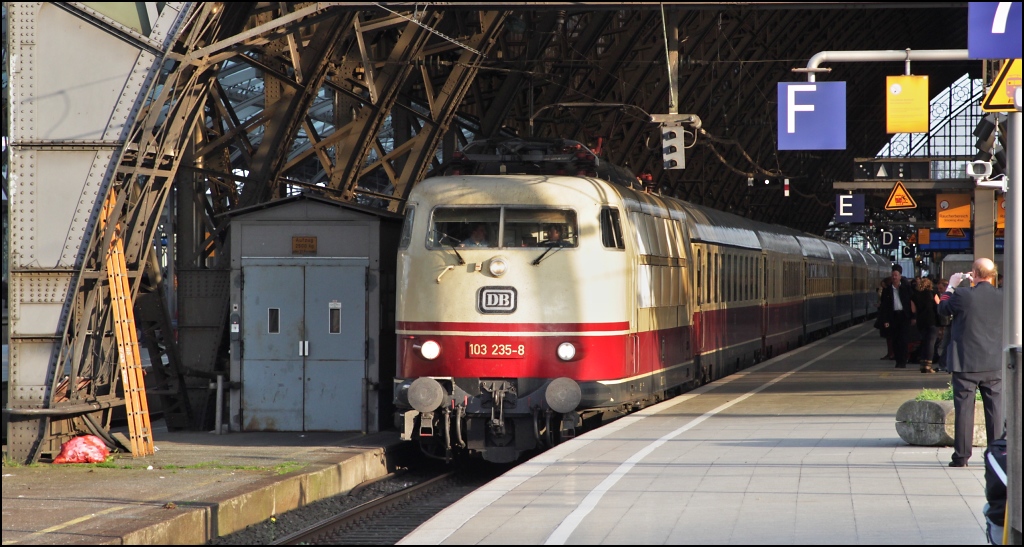 103 235 mit dem Leerpark des IC 2417 aus Flensburg bei der Ausfahrt aus dem Klner Hauptbahnhof. (17.04.11)