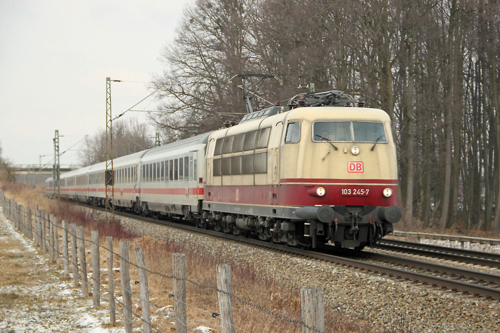 103-245 mit IC am B Vogl bei Grokarolinenfeld zwischen Mnchen und Rosenheim am 4.2.2012. 