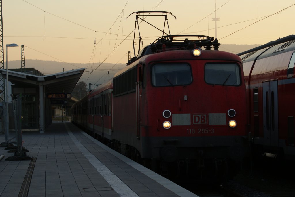 110 295-3 mit einem Regionalexpress in Koblenz Hbf am 12.10.10