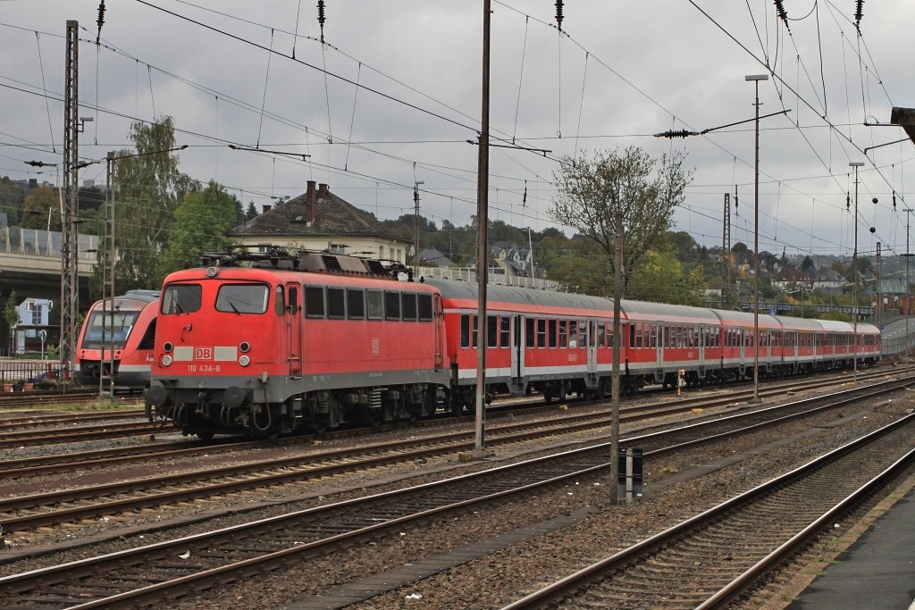 110 434 stand mit einer RE-Garnitur nach Frankfurt abgestellt am 25.09.10 in Siegen