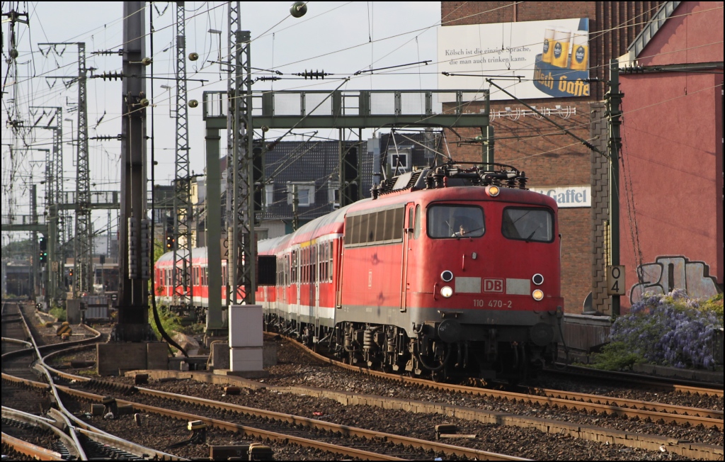 110 470 mit dem RE 20078 von Krefeld Hbf nach Kln Hbf kurz vor dem Halt im Klner Hbf. (17.04.11)