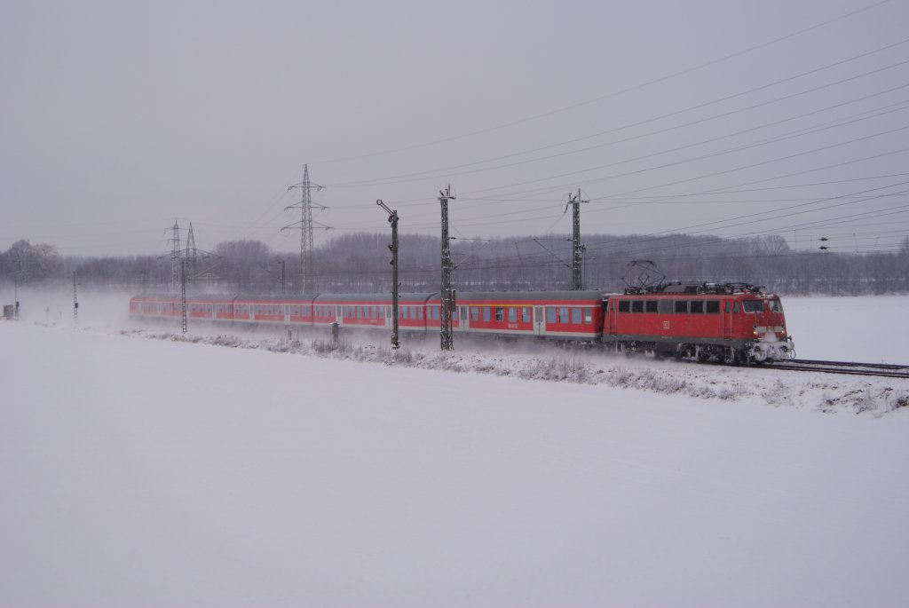 110 497 mit dem RE 7 in Neuss-Weienberg am 18.12.2010