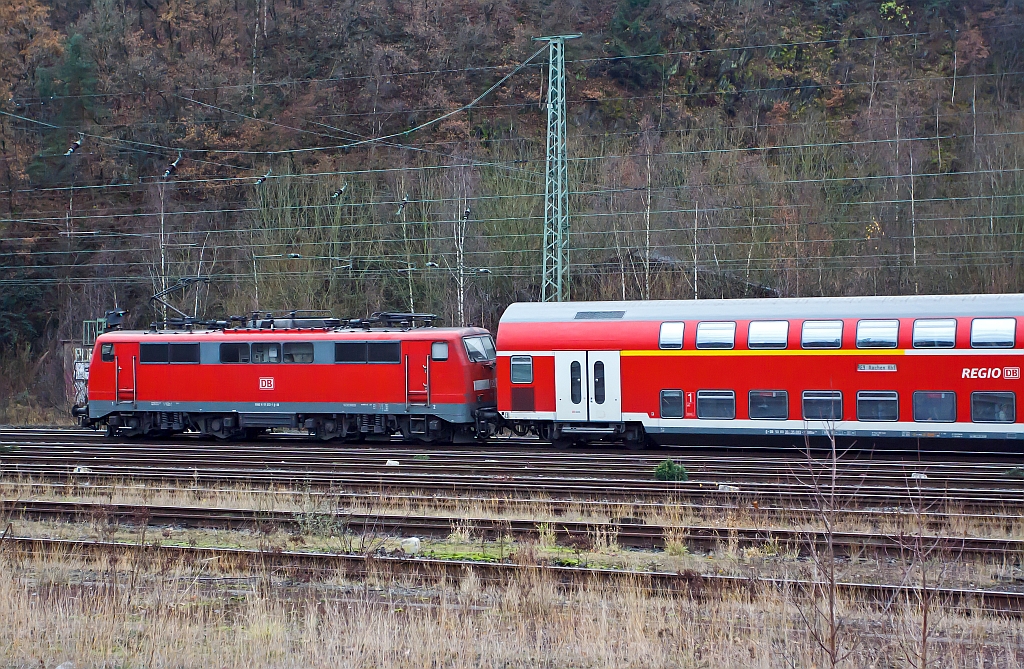 111 012-1 schiebt den RE 9 (Rhein-Sieg-Express) von Betzdorf/Sieg weiter in Richtung Kln - Aachen.