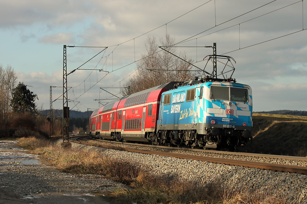 111-017 mit Regio Salzburg-Mnchen am 15.1.2012 bei Ostermnchen.
