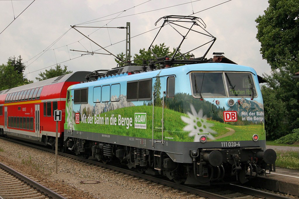 111 039 mit Werbung fr den Deutschen Alpenverein, mit RB von Salzburg auf dem Weg nach Mnchen/Hbf, in Grokarolinenfeld am 28.5.2011.