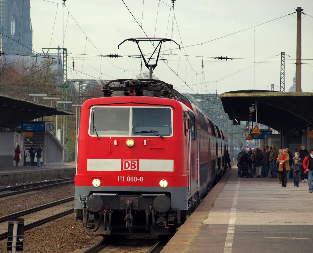 111 080 stand am 20.11 mit dem RE 9 nach Siegen abfahrbereit im Bahnhof Kln Messe/Deutz.