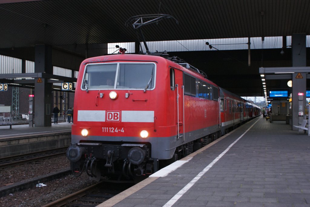 111 124-4 mit dem IC 25xx aus Paderborn nach Dsseldorf bei der Ankunft in Dsseldorf Hbf am 29.08.2010
