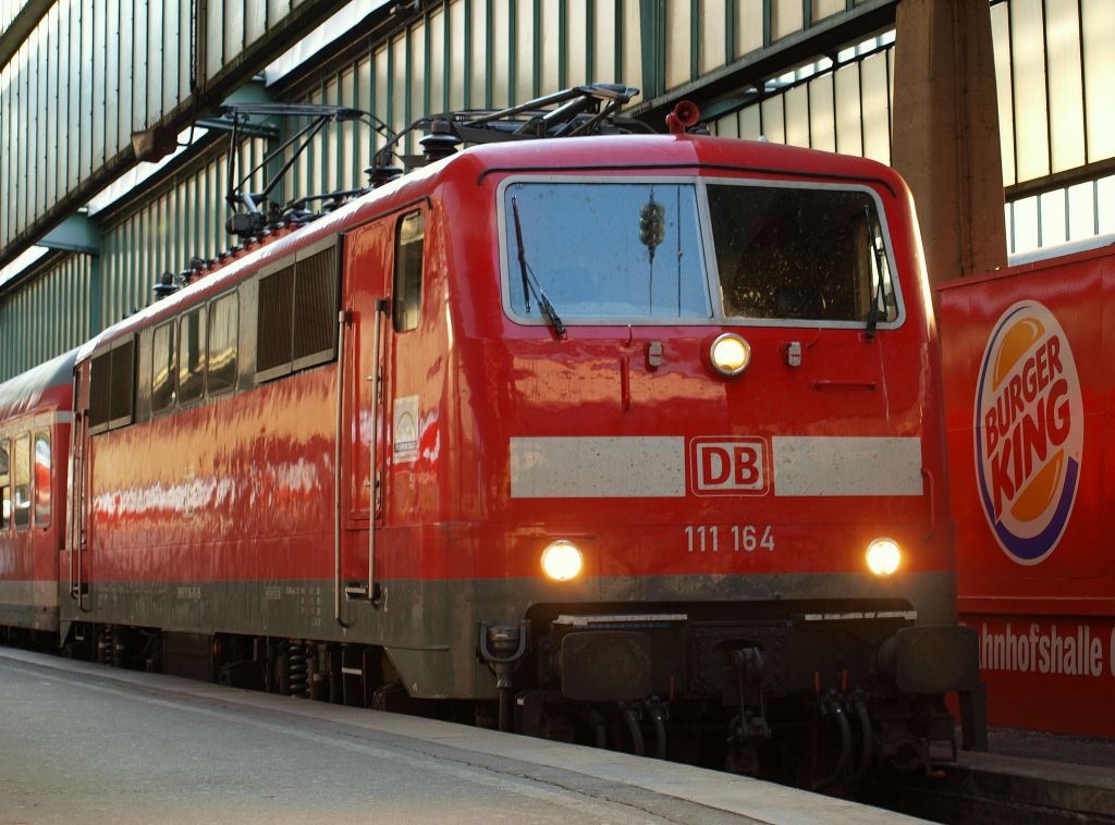 111 164 kam mit der RB 19103 aus Mosbach-Neckarelz im Stuttgarter Hbf an. Am Morgen des 23.4.11.