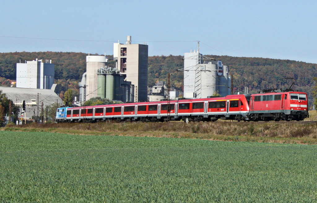 111 183 und 111 017 mit RE nach Wrzburg am 02.10.11 bei Karlstadt