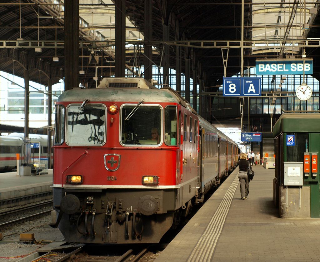 11124 stand mit dem IR 1969 nach Zrich HB abfahrbereit im Bahnhof Basel SBB am 4.8.11.