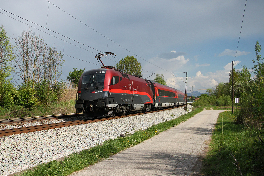 1116-205 schiebt ihren BB-Railjet bei Weiching in Richtung Rosenheim am 30. Apr. 2011.