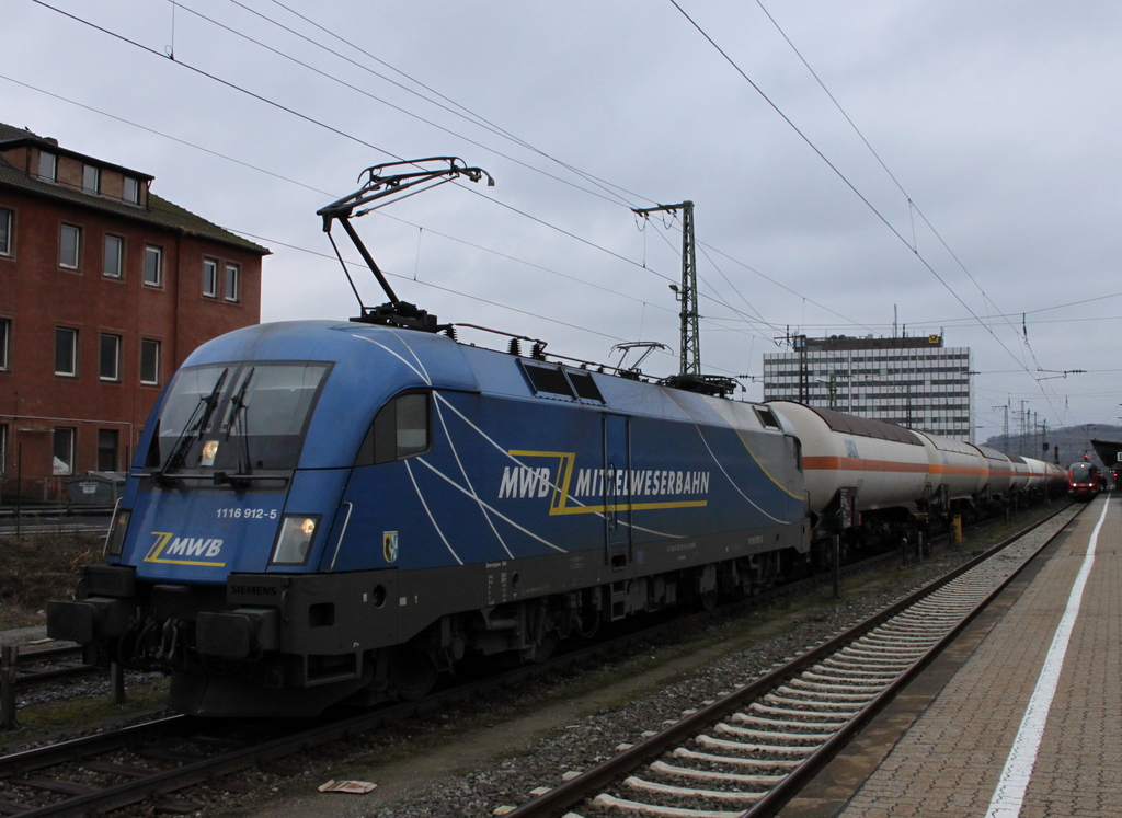 1116 912 mit Kesselwagenzug am 12.02.11 in Wrzburg
