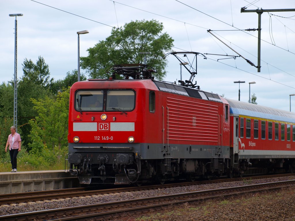 112 149-0 zog den SHE von Padborg in den Bahnhof von der Weltstadt Schleswig am 26.6.