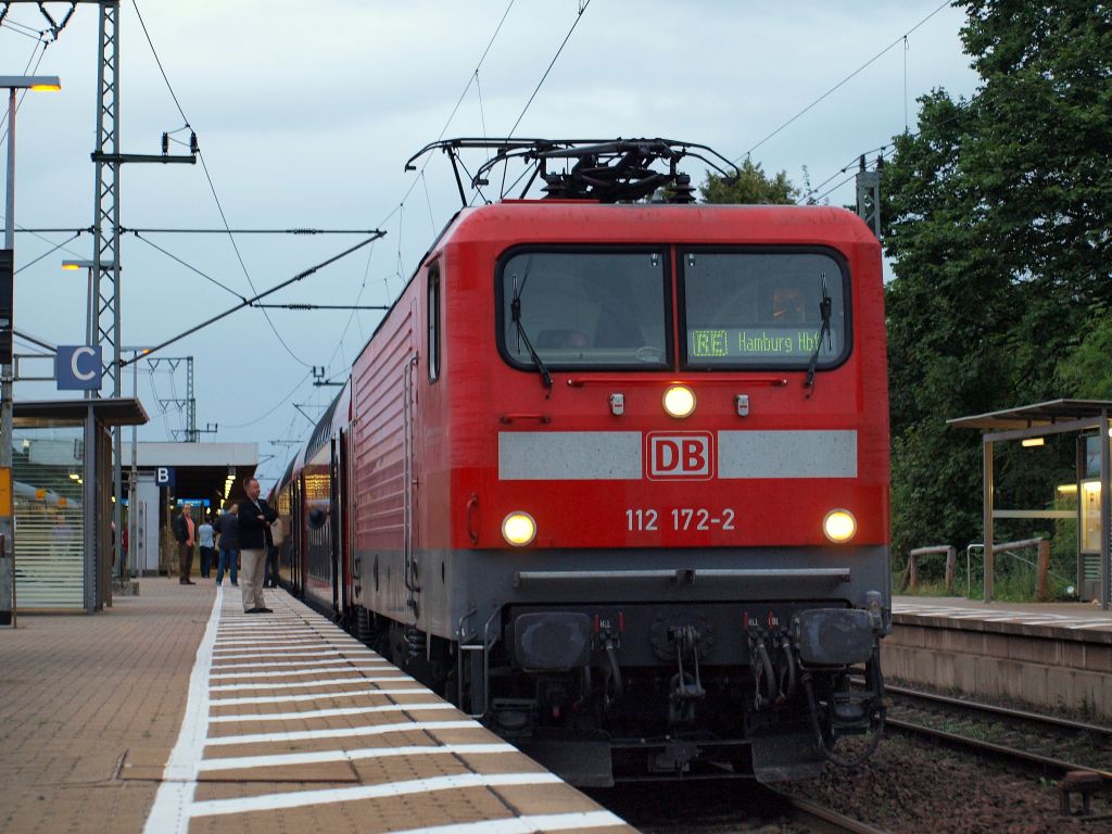 112 172-2 stand mit dem RE nach Hamburg Hbf im Bahnhof von Elmshorn am 14.8