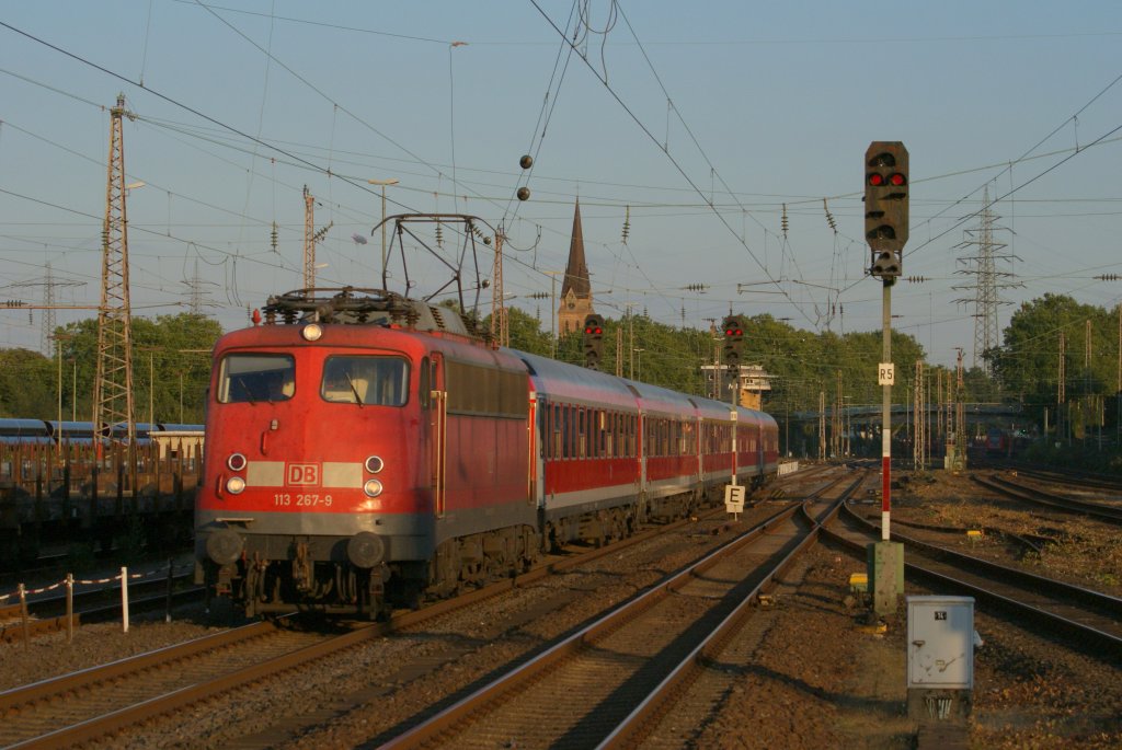 113 267-9 mit dem D 1821 aus Norddeich Mole nach Kln in Mlheim Styrum am 05.09.2010