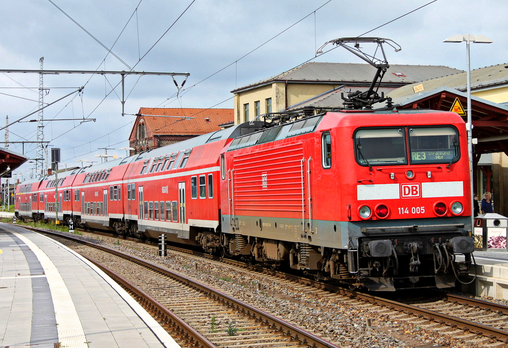 114 005 als RE3 nach Stralsund am 20.07.11 in Pasewalk