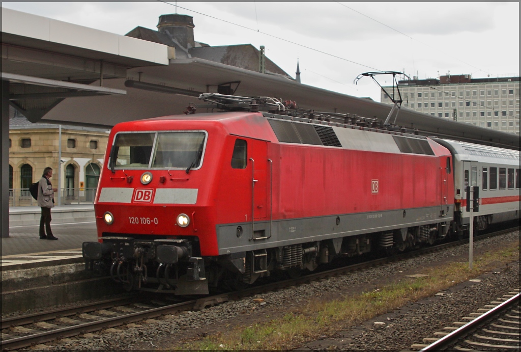 120 106 zog am 23.07.11 den IC 2012 von Oberstdorf nach Herford. Hier bei der Einfahrt in den Koblenzer Hauptbahnhof.