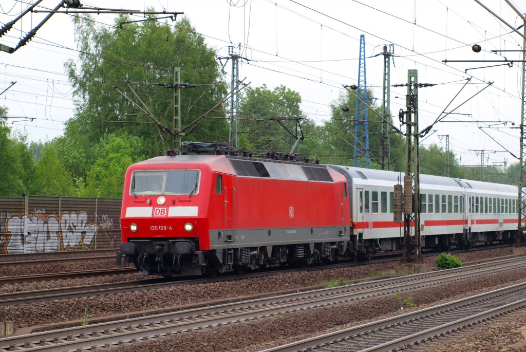 120 109-4 zog den Intercity zum Seebad Heringsdorf in den Bahnhof Hamburg-Harburg am 22.5