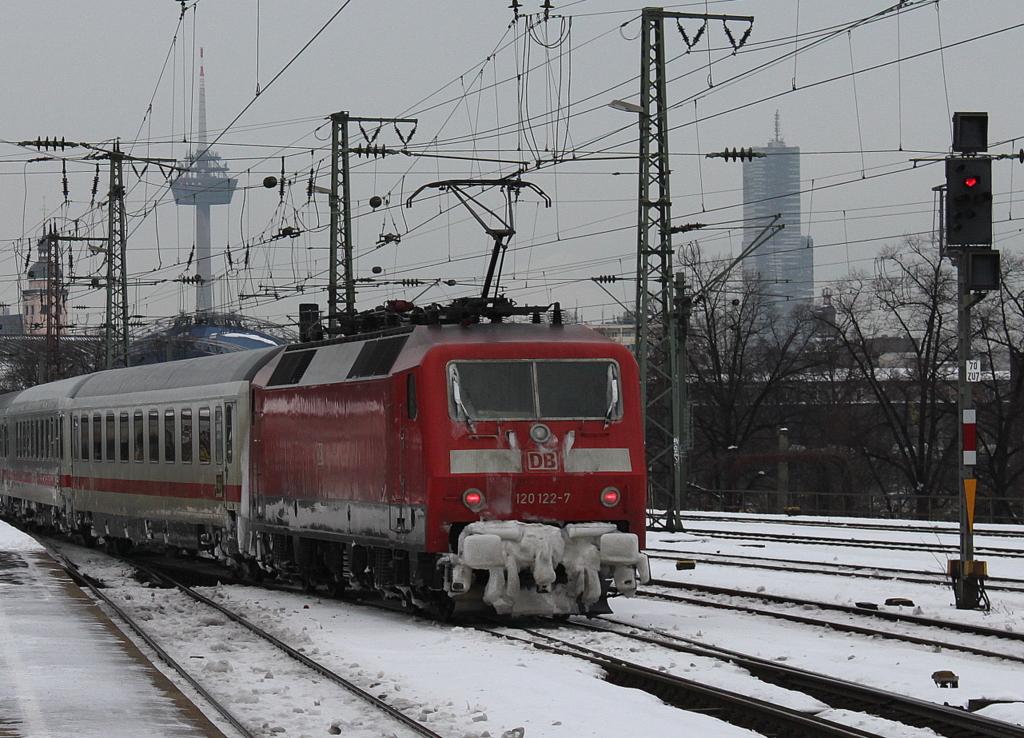 120 122-7 drckt ihren IC aus dem Bahnhof von Kln Messe/Deutz heraus in Richtung Hbf  (28.12.2010)