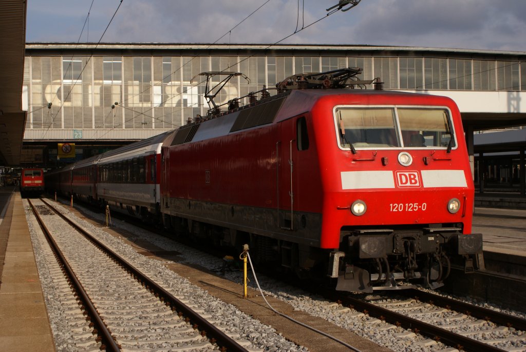 120 125-0 mit einem Eurocity in Mnchen Hbf am 14.08.2010