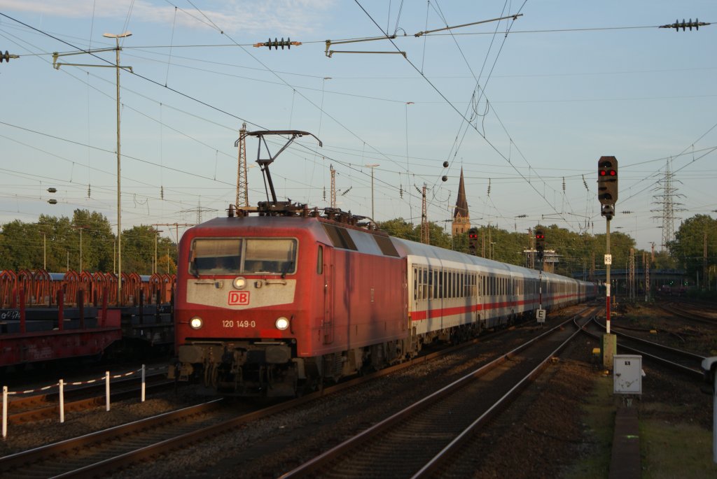 120 149-0 mit einem IC in Mlheim-Styrum am 03.10.2010