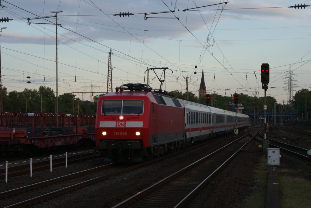 120 151-6 mit einem IC in Mlheim-Styrum am 03.10.2010