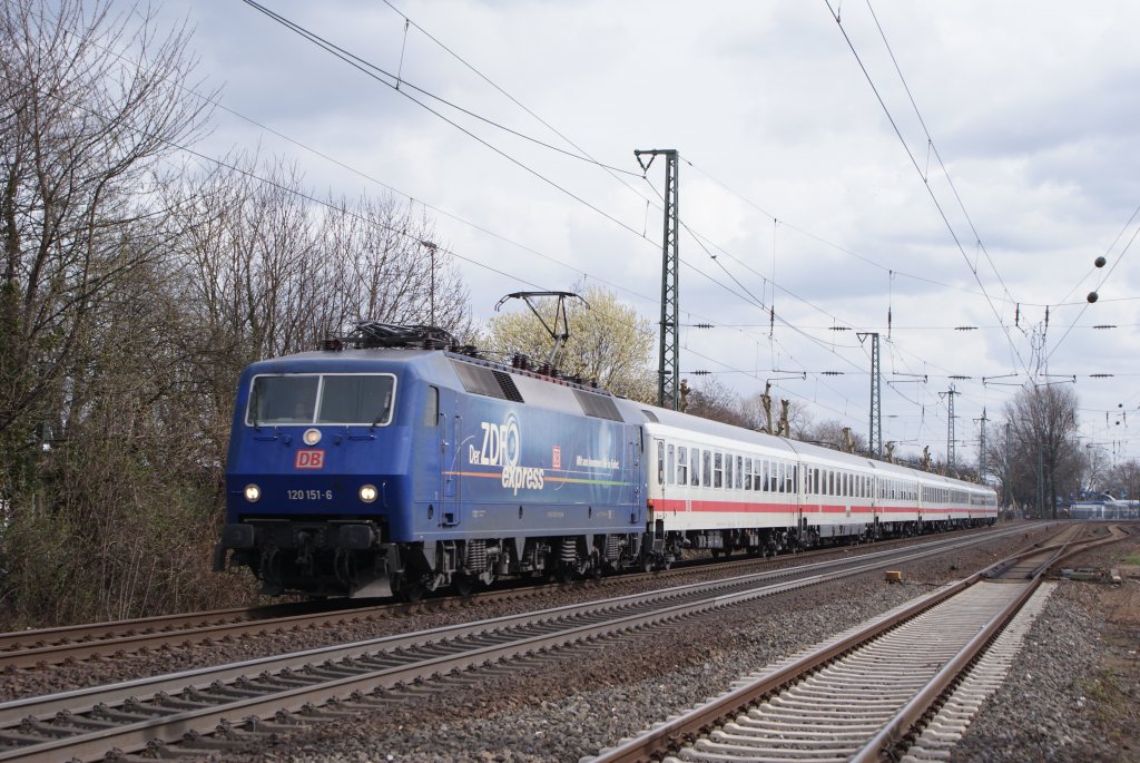120 151-6 (ZDF Express) mit dem IC 1924 in Dsseldorf Oberbilk am 28.03.2010 um 12:03 Uhr
