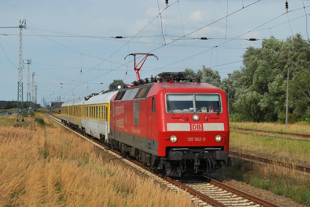 120 502 rollt am 02.09.2009 durch Bentwisch.Nach einem kurzen Halt ging die Fahrt in Richtung Rostock weiter.