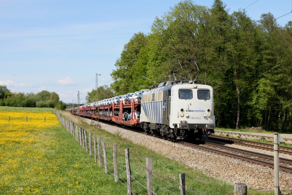 139-213 von Lokomotion mit VW-Neuwagenzug beim B Vogl auf der Strecke Mnchen - Rosenheim am 29.04.2011.