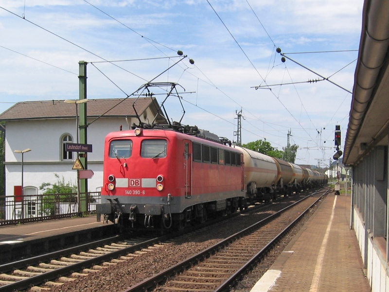 140 390 mit gemischten Gterzug in Richtung Koblenz am 26.07.07 in Leutesdorf (Rhein)