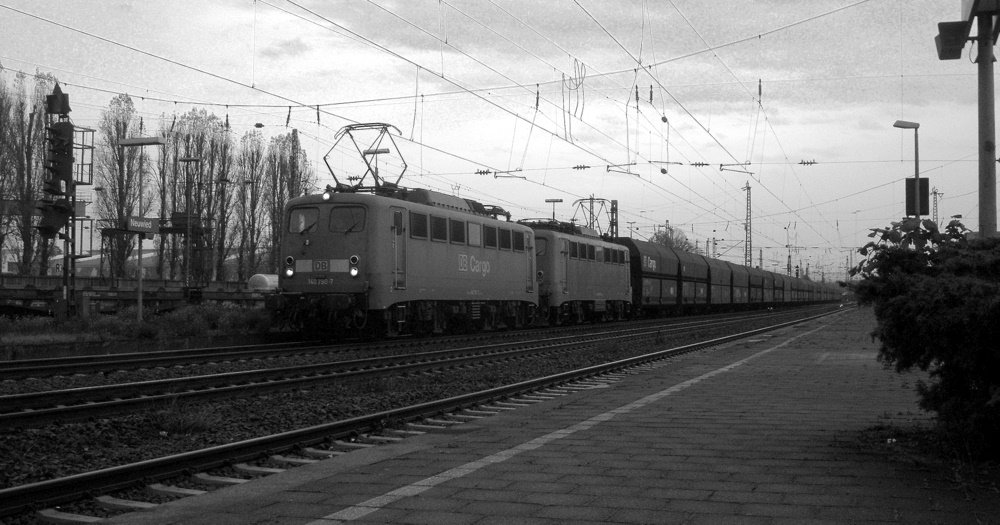 140 790 7 + 140 xxx x durchfahrne mit einem Erzbomber den Bahnhof von Neuwied am morgen des 21.11.2009