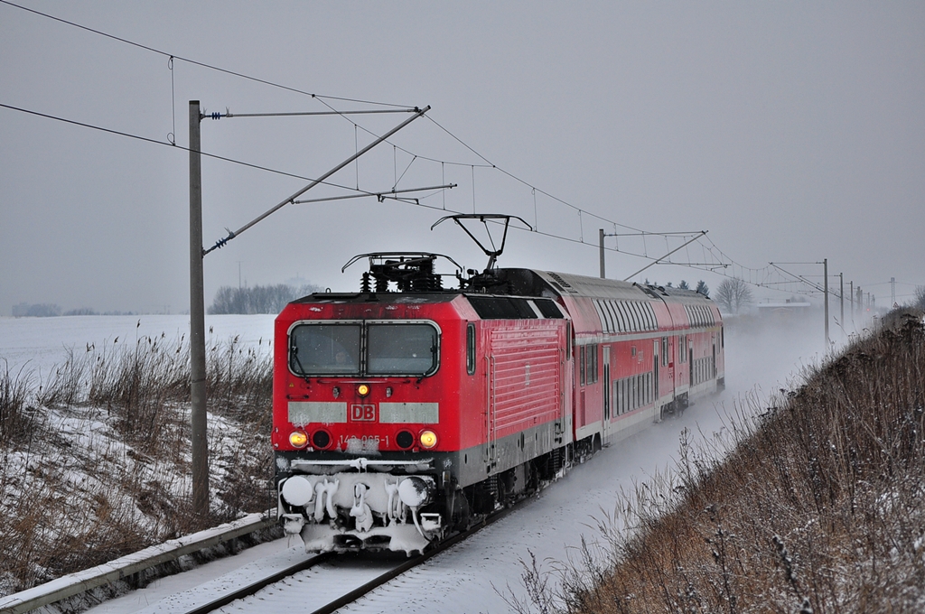 143 065 mit der S3 (Rostock Hbf-Gstrow) am 13.01.2013 in Gragetopshof.