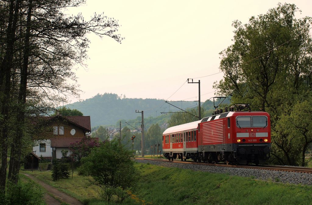 143 555 mit der wohl lngsten Regionalbahn am 28.4. in Bartenbach